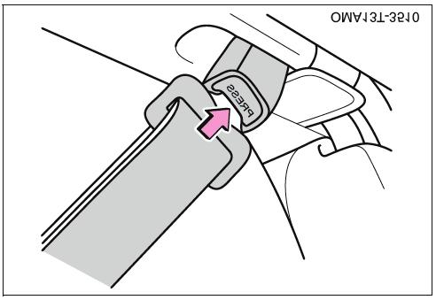 Sección 3. INSTRUCCIONES DE OPERACIÓN ADVERTENCIA Asegúrese siempre de que el cinturón de hombro quede situado a través del centro del hombro del niño.