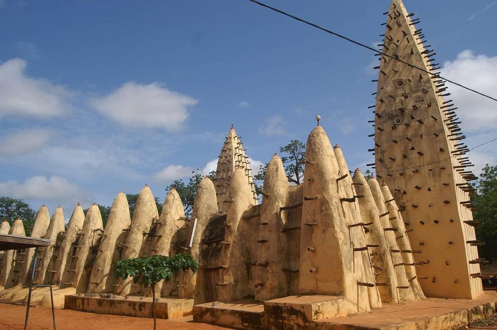 BURKINA FASO 2016 Lobis, Senufos, Mosis y Gurunsis Salida especial Navidad Burkina Faso, llamada también la Patria de los hombres dignos, está situado en el centro del África occidental, con 274.