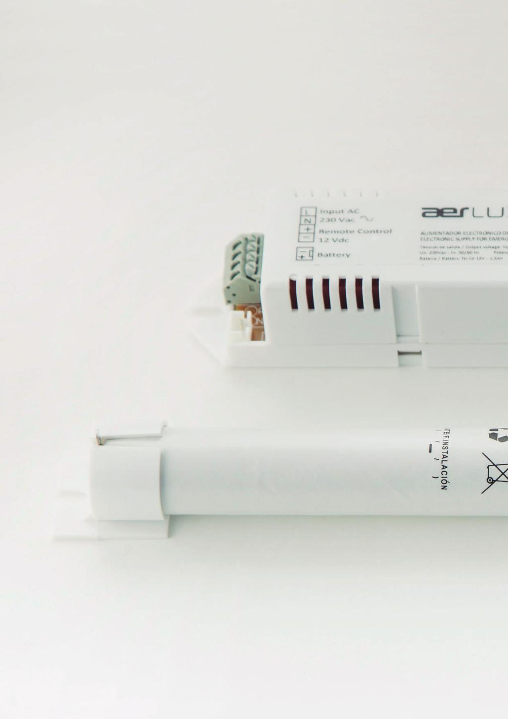 SERIE 60 - Kit de emergencia FLUO Características Diseñadas según norma EN 60598-2-22, EN 60598-1 y EN 61347-2-7. Grado de aislamiento: Clase II. LED indicador de presencia de red y carga de batería.