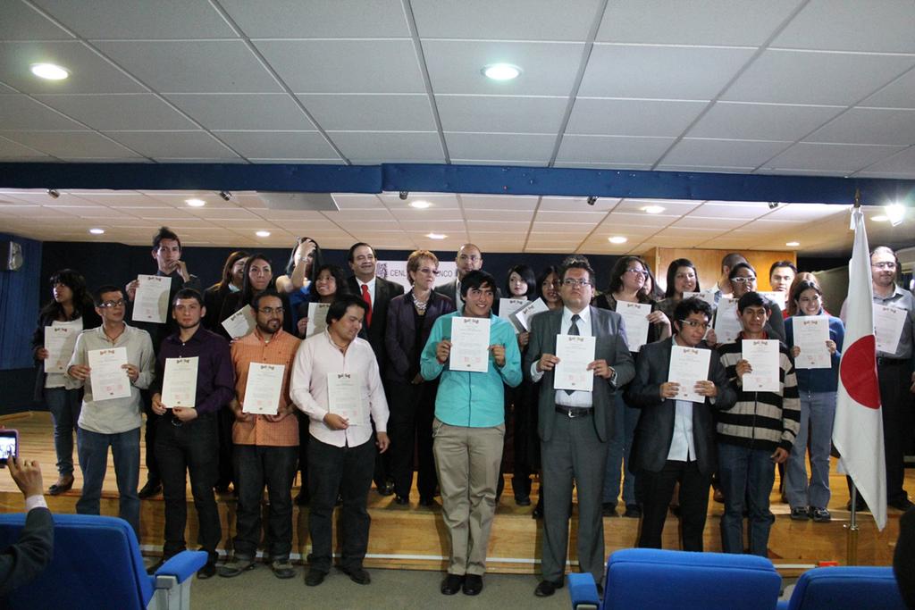 Certificaciones del examen de conocimientos del idioma japonés Abril de 2014 Ceremonia de entrega. Alumnos que recibieron certificados.
