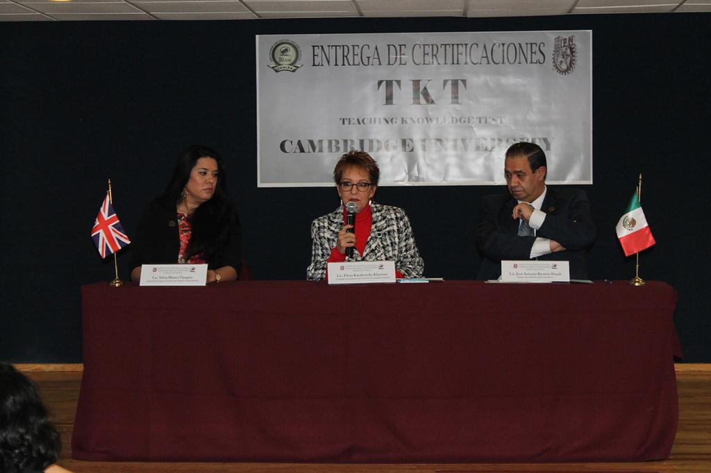 Entrega de certificados TKT Octubre de 2014 Entrega de certificados TKT a docentes del CENLEX Zacatenco.