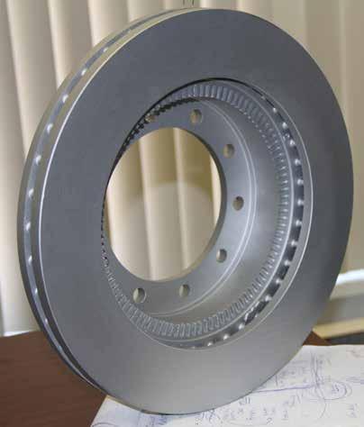 Cada rotor se balancea en un torno de precisión para garantizar la geometría del freno y eliminar el ruido, la vibración y la dureza durante el frenado.