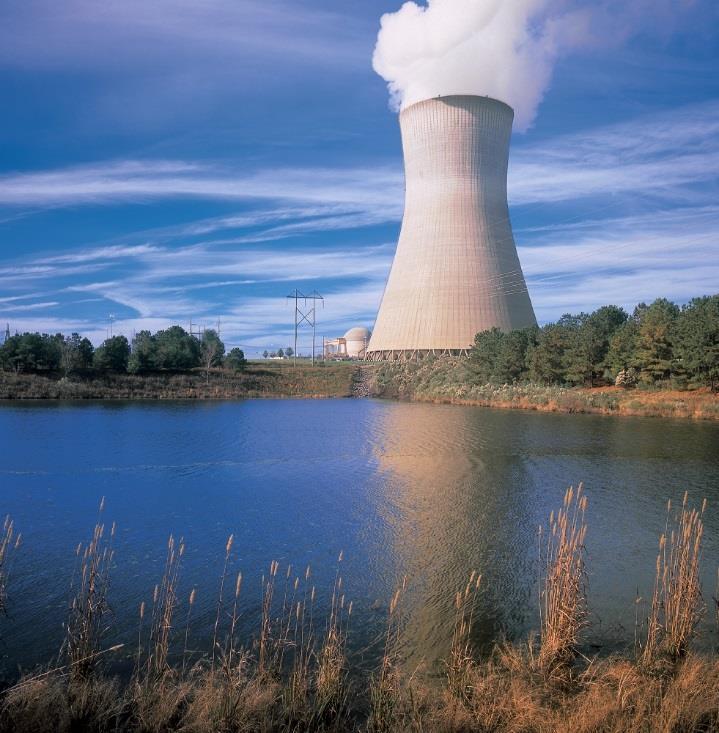 Partes no nucleares de una central nuclear: Condensador Al ser menor la T η nuclear < η carbon 33% 40% A igualdad de potencia, más calor de desecho Produce polución