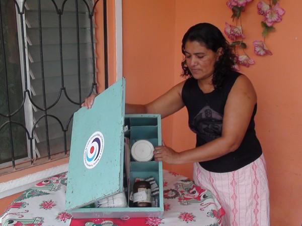 En una comunidad remota de Honduras, Ana Julia Alvarado, una ama de casa de 38 años, toma muestras de sangre a una persona sospechosa de presentar síntomas de Malaria y le brinda tratamiento oportuno.