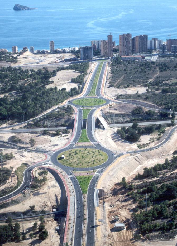 Carreteras Roads La mejora de las carreteras, tanto de la red estatal, como autonómica y local, es otro de los principales campos de actuación de cyes.