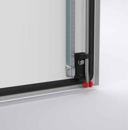 03 ALTO NIVEL DE PROTECCIÓN Una cerradura metálica impide la apertura no deseada de la puerta, lo que puede suceder si el inserto de