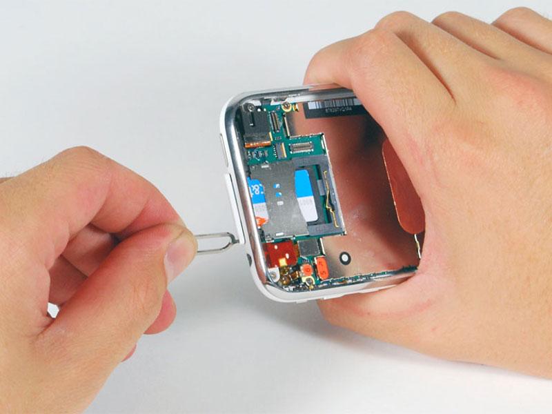 Deslice el cable plano negro de su conector y retire el ensamblaje de la pantalla del iphone.
