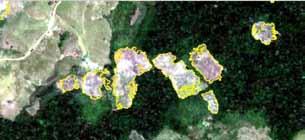 Lotes detectados por sobrevuelo en Imagen Pléiades alta resolución a la izquierda en color amarillo. A la Derecha Imagen Landsat con lotes interpretados para el censo en color rojo.