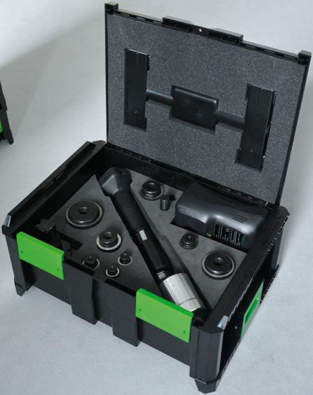 Juego con sacabocados electro-hidráulicos AS-6 en caja apilable SysCon, incluye cargador, 1 batería, correa portadora, sin insertos.