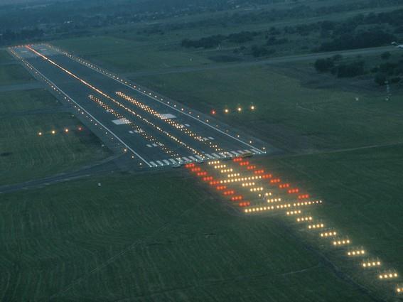 Ilustración 8-1. Luces de aproximación y de zona de toma de contacto. Fuente http://www.airportsystemssrl.com/. 8.4.2.4. Luces de calle de rodaje 8.4.2.4.1. Luces indicadores de calle de salida rápida (RETIL) 8.