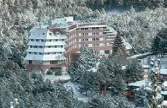 01/04 al 30/04 Hotel en pensión completa. Pie de pistas La opción 1 día más de esquí incluye 1 almuerzo extra Forfaits de esquí de lunes a viernes 2 Hrs.