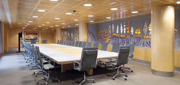 Sala de reuniones En la 5ª planta se ubica una confortable sala de reuniones con capacidad para 12 personas. Su terraza y la disponibilidad de una cocina permiten la realización de caterings.
