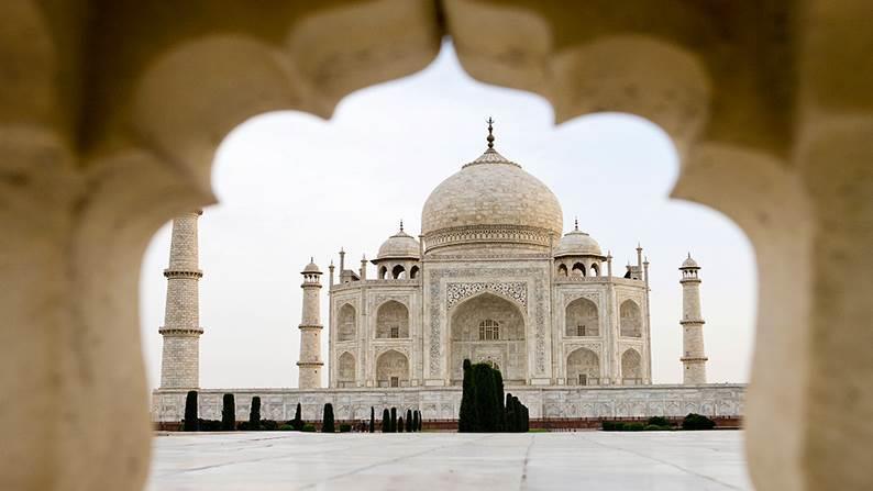DÍA 09, 11 DE NOV 18, DOM AGRA DELHI Desayuno en el hotel. Por la mañana, salida para visitar el Taj Mahal: símbolo del amor- construido por el emperador Mogol Shahjahan en el siglo XVII.
