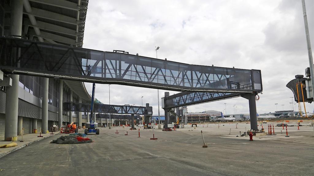 Instalación de puentes de abordaje en la Terminal 2 El proyecto de la nueva Terminal 2 avanza en un 90% y debe
