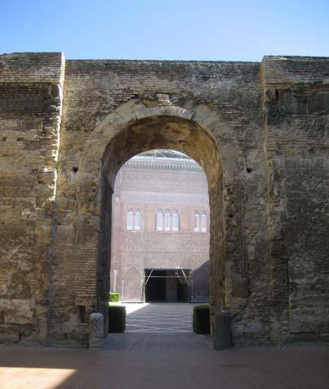 La nueva alcazaba se formó uniendo la torre suroriental del recinto II (hoy bajo el palacio gótico) con la torrecilla hexagonal de bd al- zīz, situada en la venida de la Constitución.