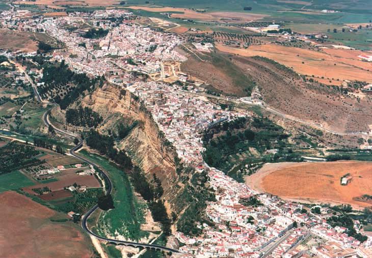 Toda ciudad tiene un origen Los primeros asentamientos estables surgen en el Neolítico, cuando el ser humano se hace sedentario con las prácticas agrícolas.