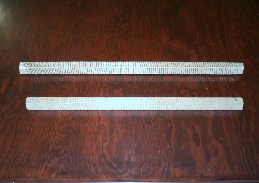 Flexo metro..4. DESARROLLO: La figura. muestra los dos alambres de nicromel (nicrom) de diferente diámetro enrollados en los pedazos de madera que tienen aproximadamente.5 y. cm.