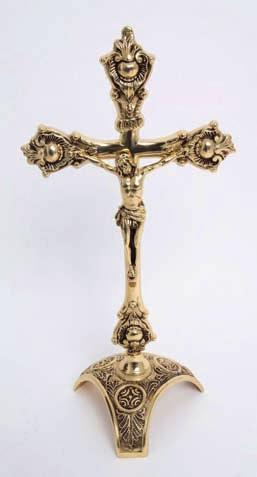 Cruz de altar. h.total 36,5 cm. Medida cruz 32 x 19 cm. P.
