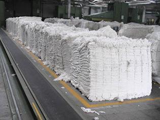 En este proceso, el algodón es humedecido, secado, trillado, desmontado, estirado y humedecido. El producto final es un fardo o un rollo de fibras de algodón.