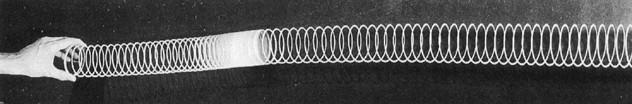 La fuente de una onda periódica o armónica es una vibración u oscilación.