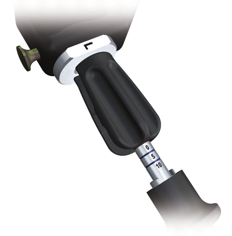 Introducción del tornillo de tracción subtrocantérico Confirme la posición de la aguja guía y retire la vaina de aguja guía de 3,2 mm.