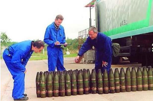 Figura 1.7: Inspectores de la OPAQ verifican la declaración de armas químicas antes de su destrucción.