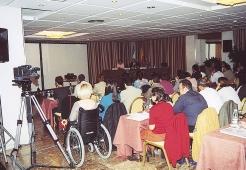 INICIATIVAS Y PROGRAMAS en 1999, la Ley 1/99 de atención a las personas con discapacidad en Andalucía, en la que se establece un plazo de dos años para que todas las administraciones públicas de la