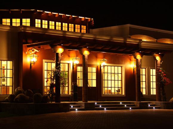 HOTEL LA HACIENDA BAHIA PARACAS La Hacienda Bahía Paracas está a solo cuatro horas de Lima y es un refugio para los amantes de la tranquilidad, el mar y la historia.