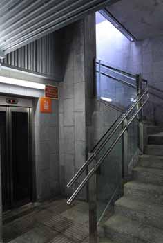 un nou pas inferior dotat d ascensors i escales fixes Elevació i prolongació