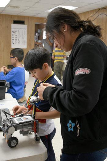 De hecho, el nombre de la línea de robots de Lego (Mindstorms) surge en honor al libro de Seymour Papert, titulado Mindstorms: children, computers, and powerful ideas.