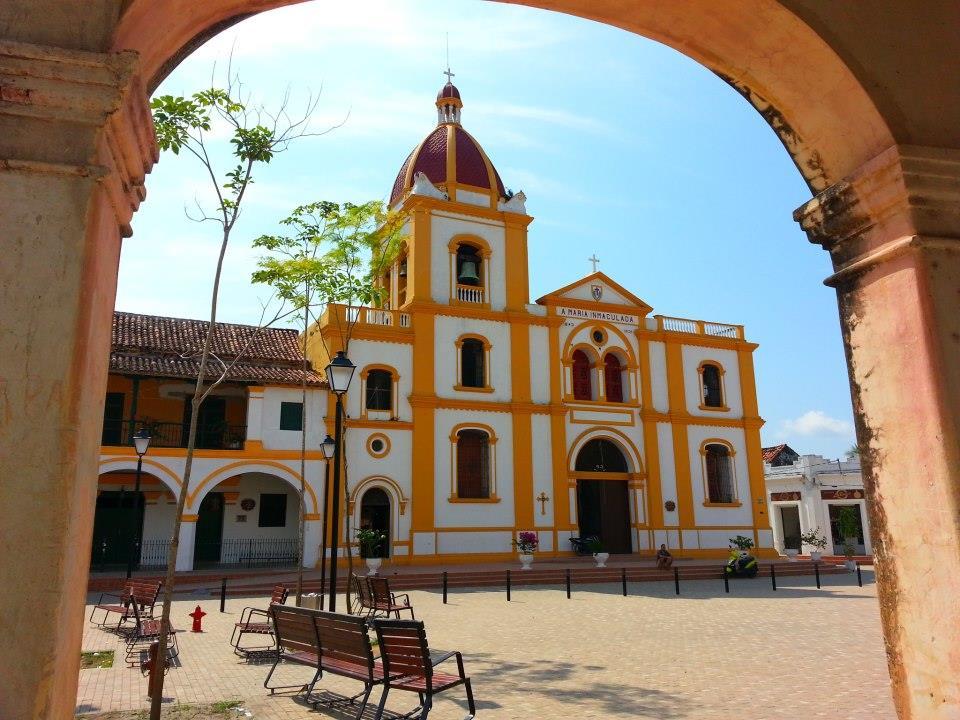 Pueblos turísticos y centros históricos en Colombia En Colombia, 44 municipios han sido declarados "Bien de Interés Cultural Nacional" y dos de ellos son Patrimonio de la Humanidad según UNESCO: