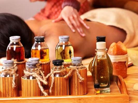 AROMATERAPIA Se llama aromaterapia al uso de aceites esenciales a través de su aplicación cutánea o a través de las vías respiratorias, indiferentemente a su supuesto efecto a través del olfato.