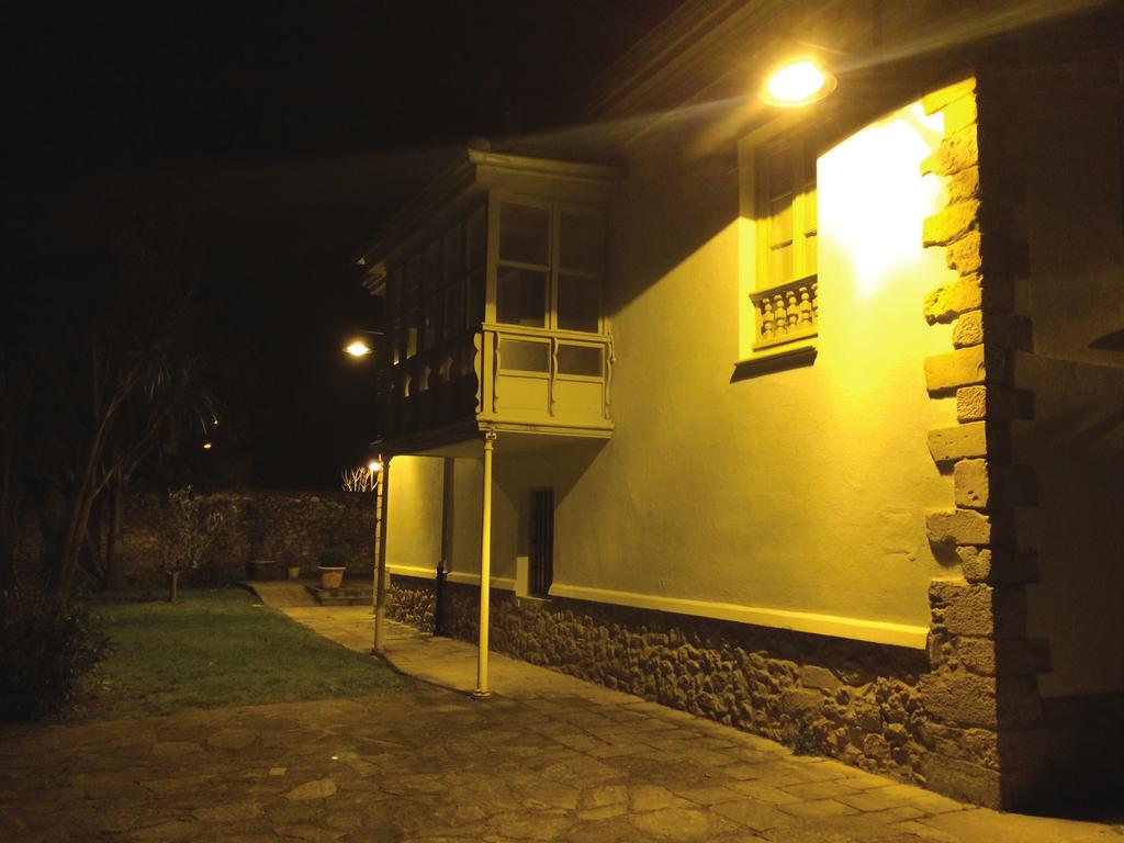 ILUMINACIÓN ACHIKYACHIK Los reflectores también son una buena opción para la iluminación exterior de su vivienda.