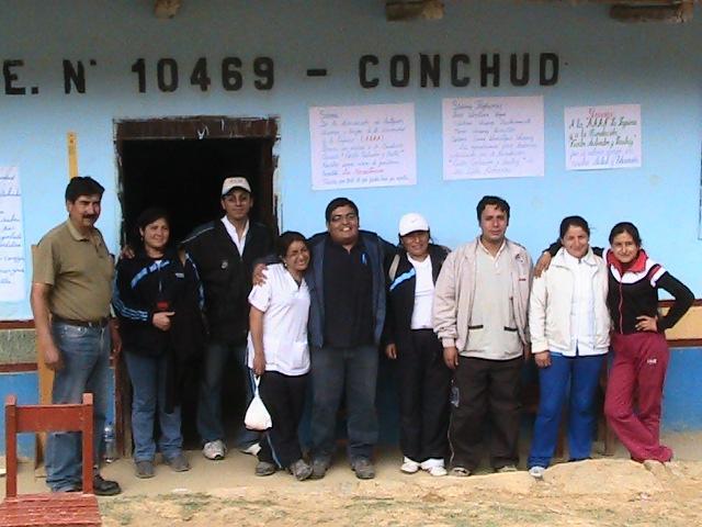 Dr. José C. Ventura (al centro) y su equipo de voluntariado Nuevo colegio en Incacocha (Perú) Sigue caminando a buen ritmo este proyecto, también en Perú.