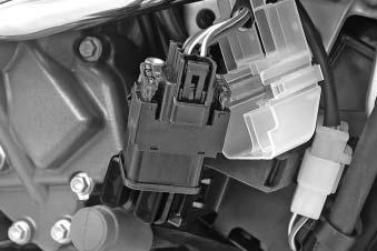 TRABAJOS DE MANTENIMIENTO EN CHASIS Y MOTOR» 64 2 Fusible general Con el fusible general están protegidos todos los consumidores de corriente de la motocicleta.