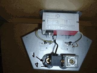 d) Limpieza y verificación de electrodos. Un único tornillo fija los electrodos a su soporte.