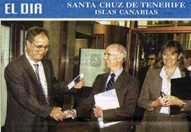 Presidenta del Cabildo de G. C. Jornadas sobre: La Violencia en Canarias (1998) D. José Domingo Martín, Presidente de ICSE, saluda a D.