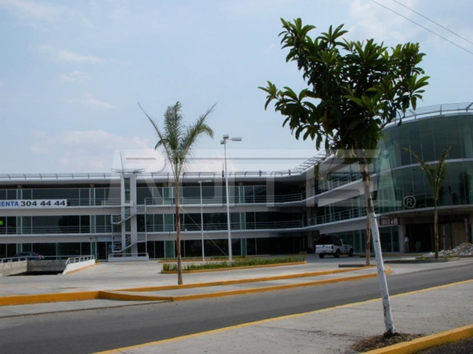 Centro Comercial JV Carretera Fed Atlixco Puebla México. Edificio de 3 niveles con Estacionamiento subterráneo.