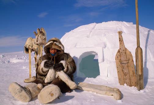 Durant l'estiu, quan la neu es fon, els inuits viuen en barraques tipus tendes de campanya fetes de pells d'animals estirades sobre un marc.
