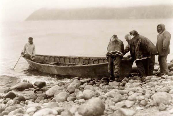 Transport Per viatjar d'un lloc a un altre, els inuits feien servir trineus fets d'ossos i