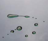 ,) proporciona una superficie hidrófoba que hace que los líquidos resbalen (agua, aceite, acetona, etc.) con ventajas notables para el usuario final: El vidrio se limpia mas fácilmente.