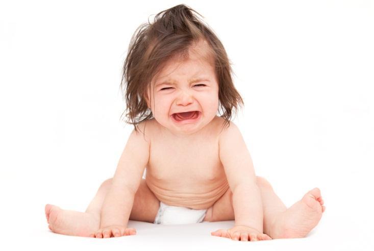 En los bebés comienza con síntomas similares a un resfriado común, tales como: congestión nasal, estornudos, fiebre y tos leve.