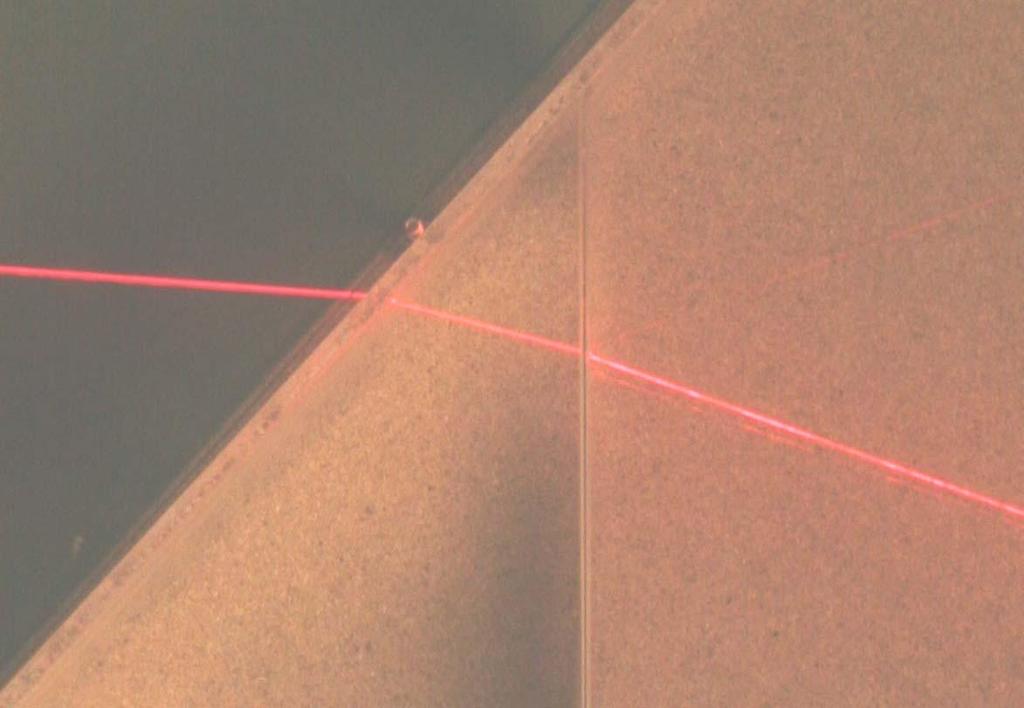 incidencia de derecha a izquierda de un rayo láser sobre un prisma óptico y su marcha a través de
