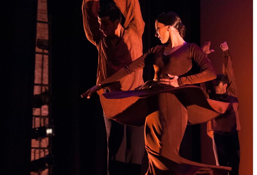 desangre De Sangre es un ballet que hace un recorrido historicista de la Danza Española y sus cuatro escuelas: Escuela Bolera, Folklore, Estilización y Flamenco Comienza el espectáculo