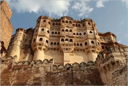 piedra con siete puertas y varios bastiones. Después de su desayuno, visitará la segunda ciudad más grande de Rajasthan, conocida por su sólido fuerte de roca de Mehrangarh.
