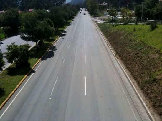 Fig. 1Autopista Cuenca-Azogues Fuente: Los autores Las autopistas se caracterizan por: No tener acceso a ellas las propiedades adyacentes.