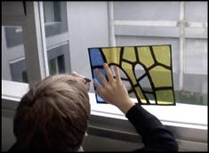 Anexo 17-6 Básico Etapa 4: Montaje vitral En esta etapa se colocan todos los trabajos idealmente en un vidrio o ventanal