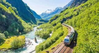 Flamsbana, conocido mundialmente como uno de los viajes en tren más espectaculares del mundo, fue elegido como el mejor viaje en tren del mundo por el Lonely Planet en 2014.