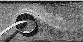 Figura 10: Foto experimental del flujo alrededor de un cilindro circular con succión de la capa límite a través de una delgada rendija situada en la parte superior del cilindro.