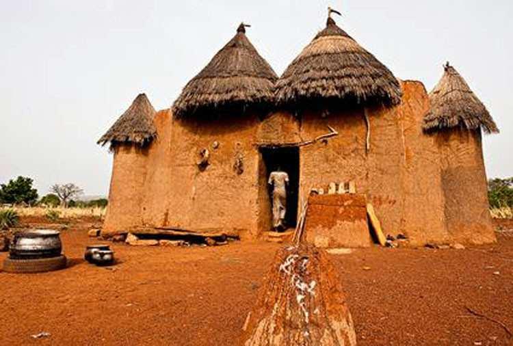 Fundada por los exiliados de Ghana, es conocida como el santuario de las religiones tradicionales el vudú.